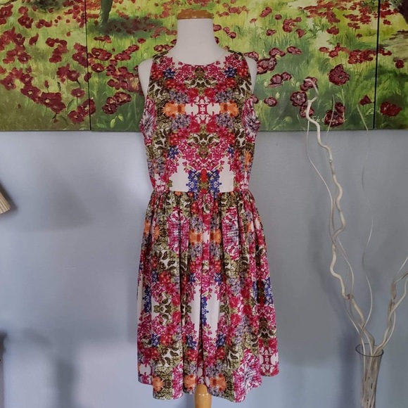 Gorgeous dress - Picture 3 of 13